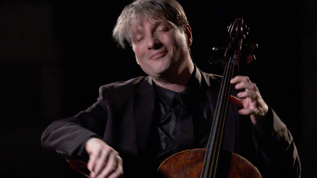 Jérôme Pernoo, directeur du Centre de musique de chambre de Paris, jouant du violoncelle en souriant