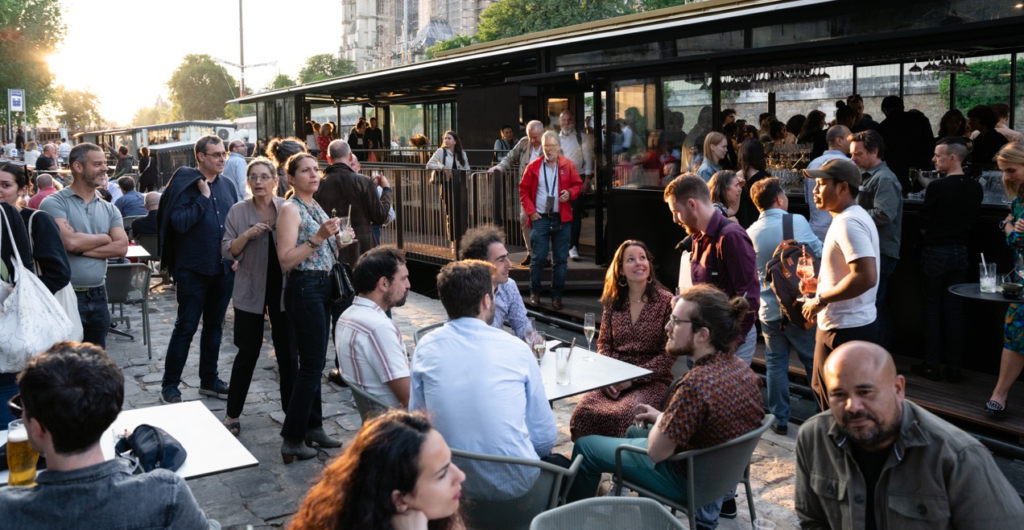 Péniche "Le Son de la Terre" amarrée au pied de Notre-Dame de Paris, où le public du Club des Mélomanes déguste un brunch le dimanche matin au concert de musique de chambre intitulé "Le Brunch des Mélomanes"