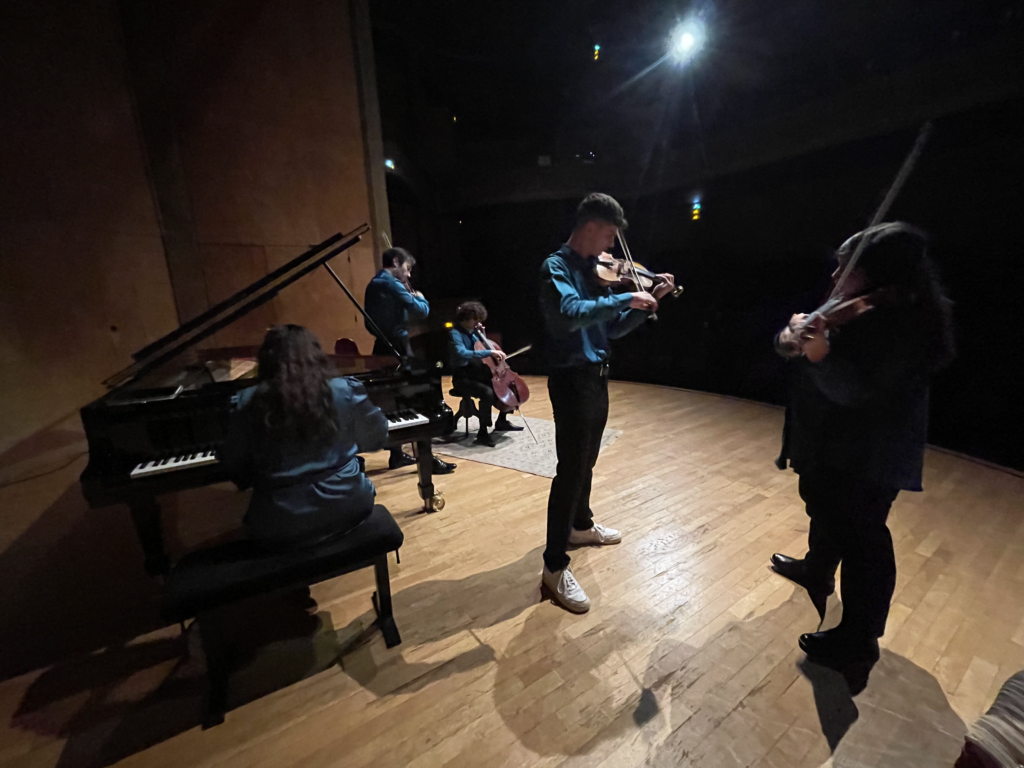 Concert à Paris avec de jeunes musiciens jouant de la musique de chambre dans une salle de spectacle
