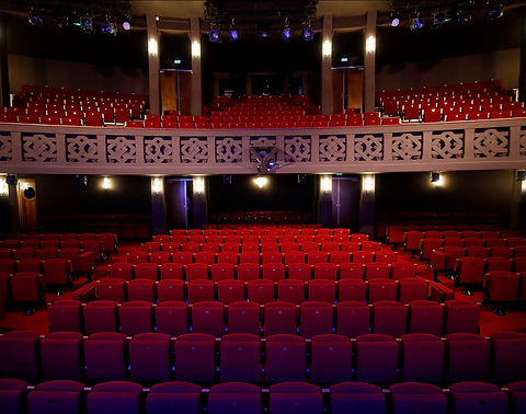 Intérieur de la Salle du Théâtre de la Tour Eiffel avec fauteuils rouges et balcon, où seront joués les prochains Bach and Breakfast.
