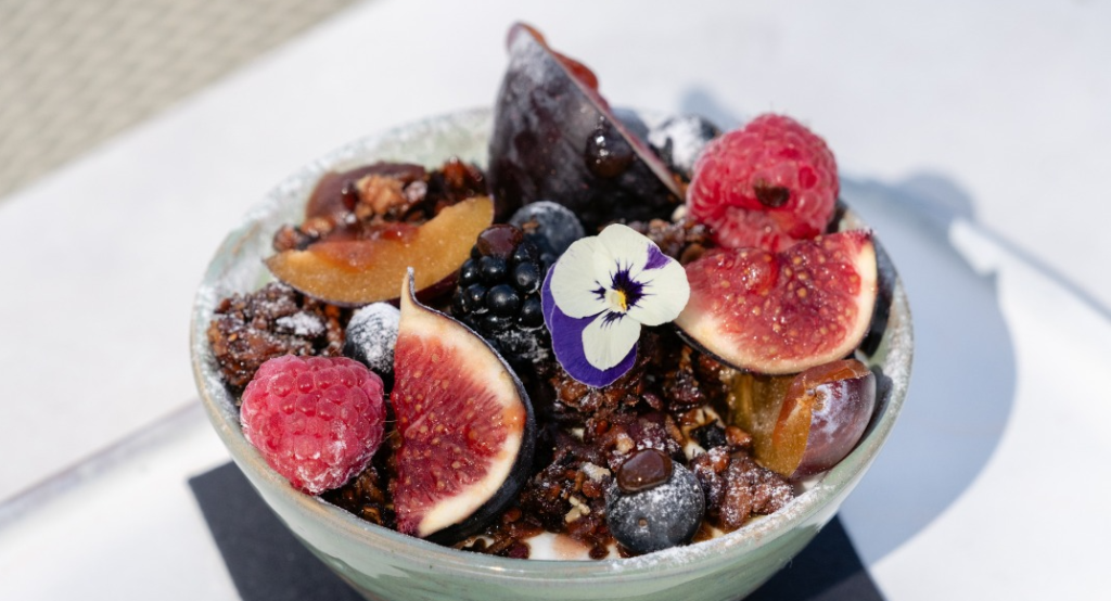 Salade de fruits exotiques servie lors d'un concert sur une péniche à Paris, nommée Le Son de la Terre.