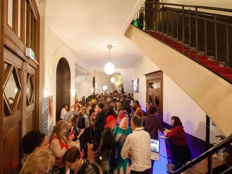 Entrée du Théâtre de la Tour Eiffel où seront servis le café et les croissants