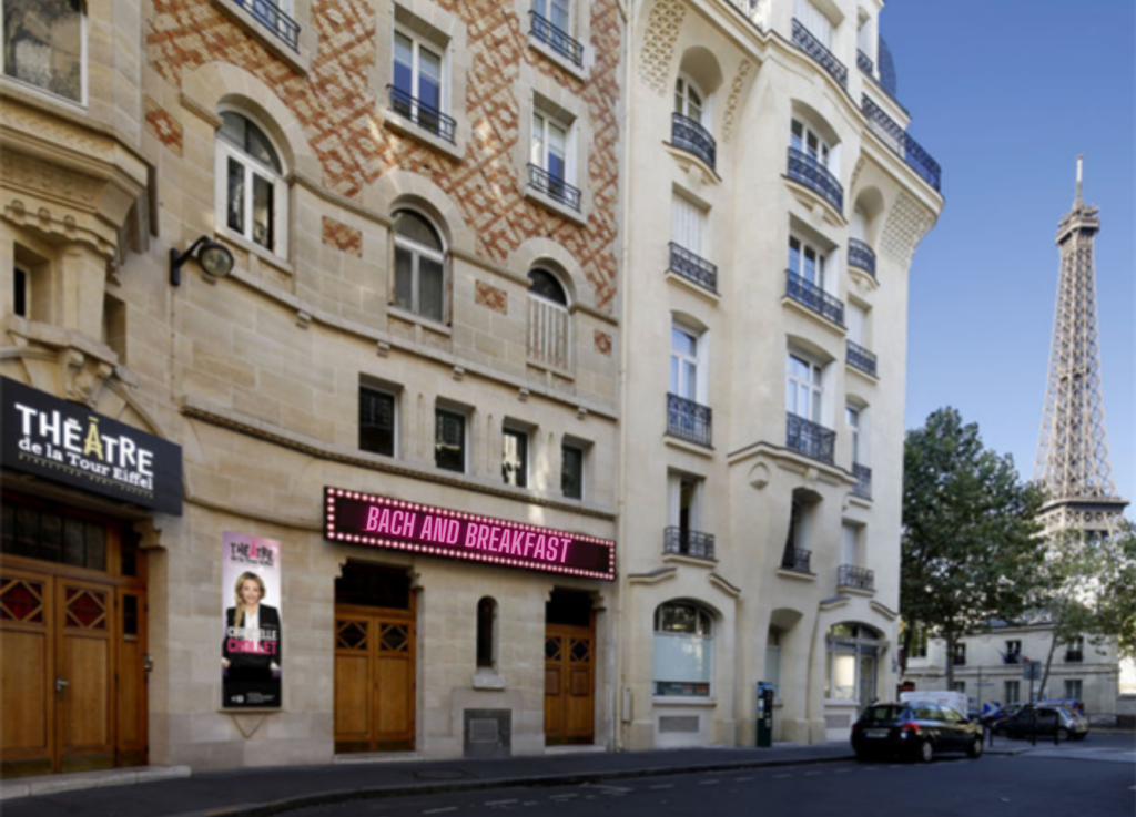 Façade du Théâtre de la Tour Eiffel, avec un panneau lumineux indiquant "Bach and Breakfast"