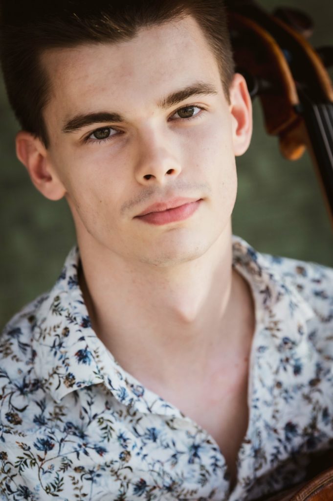 Portrait de Krzysztof Michalski avec son violoncelle.