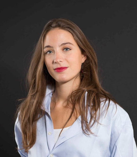 Eugénie de Padirac de face, regardant le public.